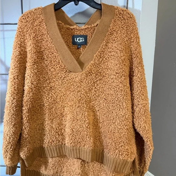🤎 UGG Women's Plush V-Neck Sweater in Tan - Picture 1 of 2